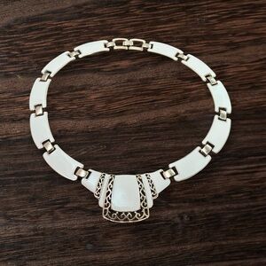 👑 Vintage Gold Tone & White Enamel Collar Necklace